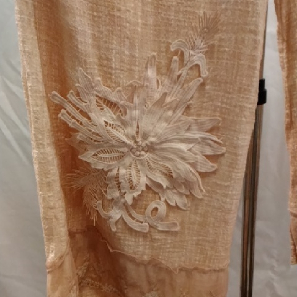 Elegant Floral Embroidered Capris